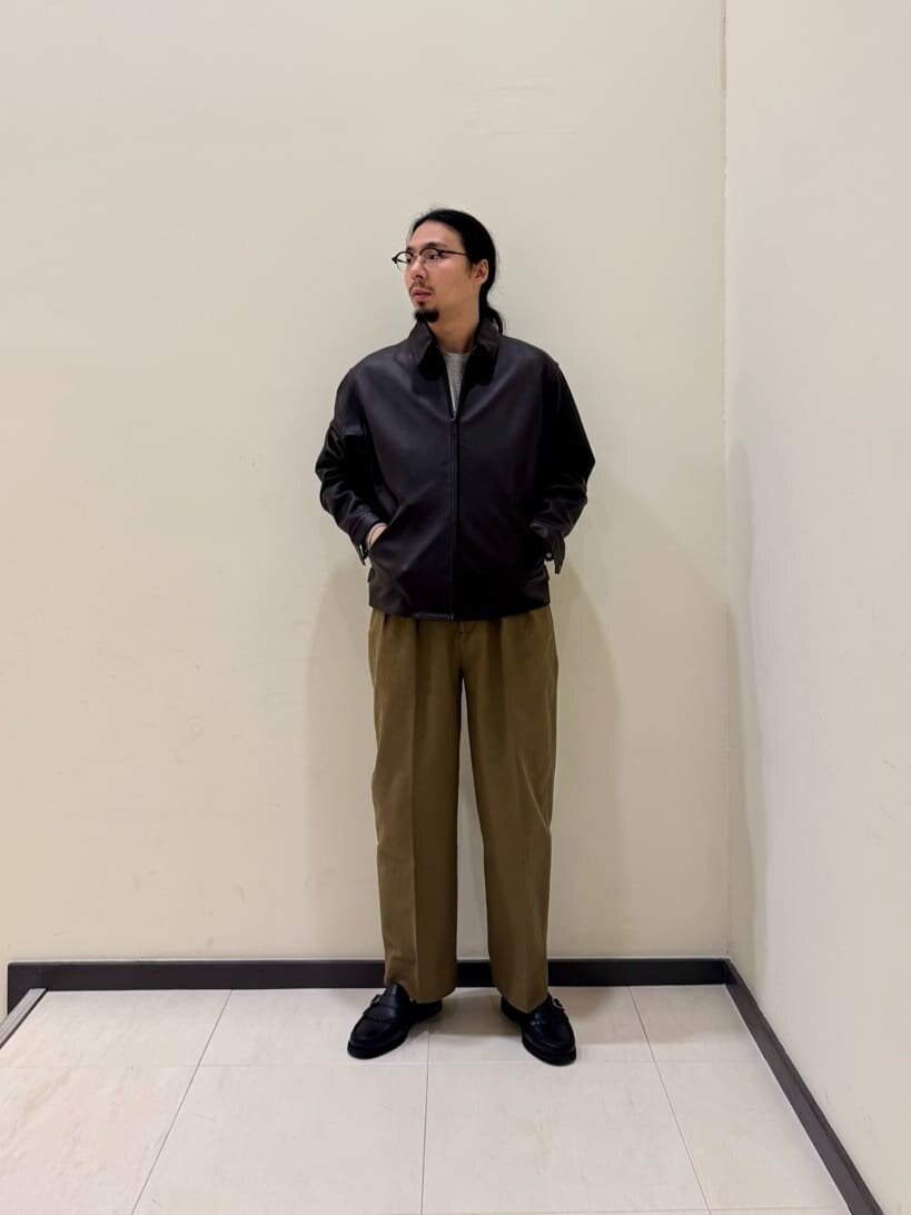 レザーブルゾン×スラックスコーデ