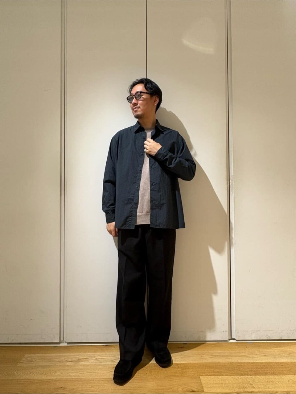 シャツ×長袖Tシャツコーデ
