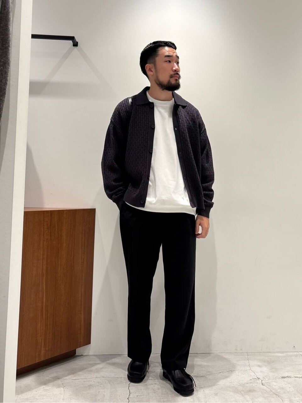 カーディガン×長袖Tシャツコーデ
