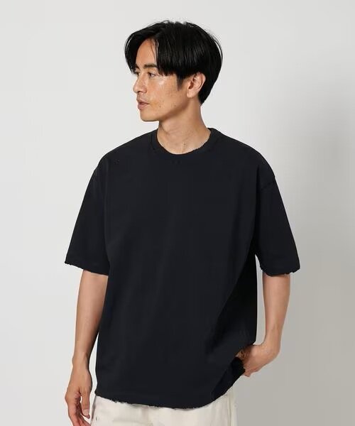 クラッシュTシャツを着ている男性