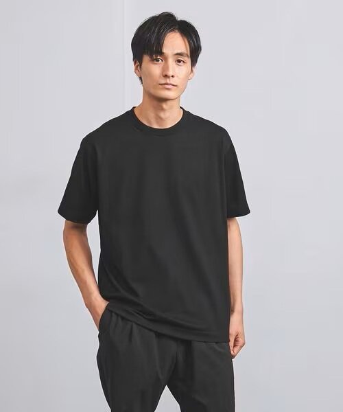クルーネックTシャツを着ている男性