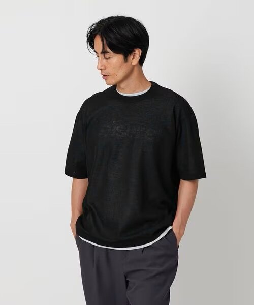 シアーニットTシャツを着ている男性