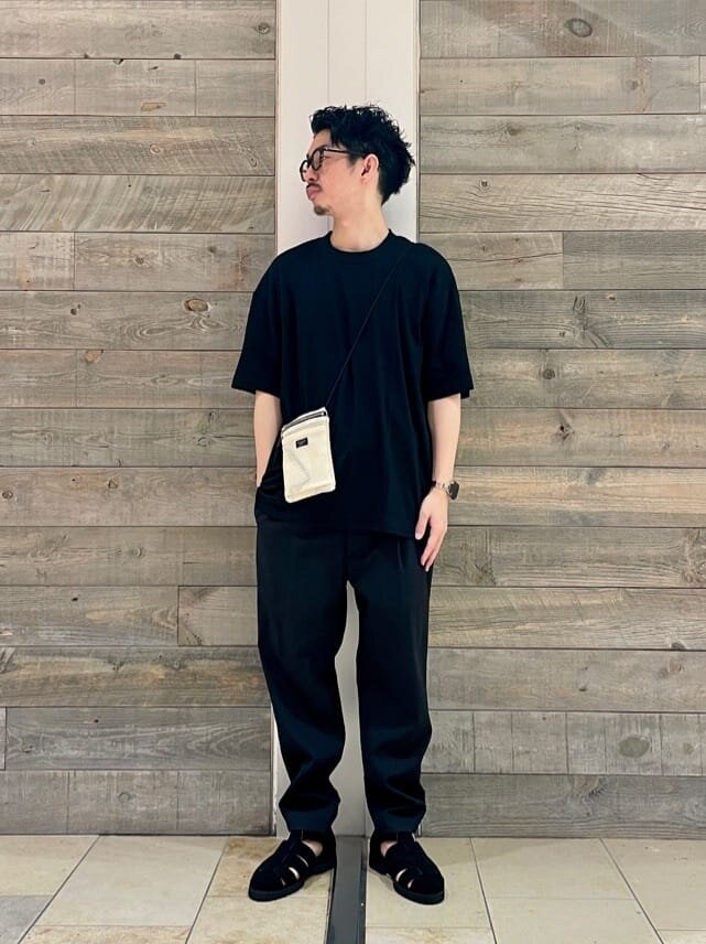 黒Tシャツ×黒のイージーパンツのコーデ
