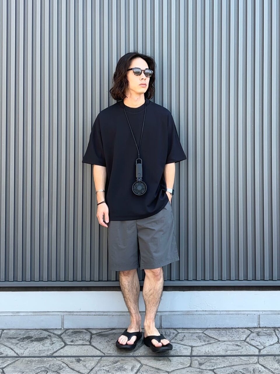 黒Tシャツ×ダークグレーのショートパンツのコーデ