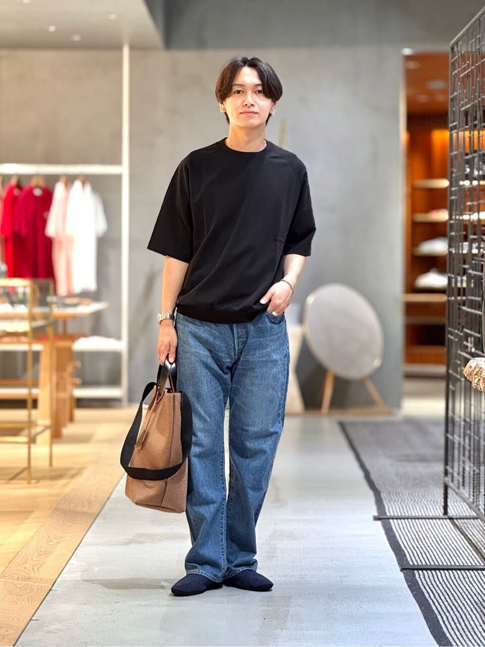 黒Tシャツ×コバルトブルーのデニムパンツのコーデ