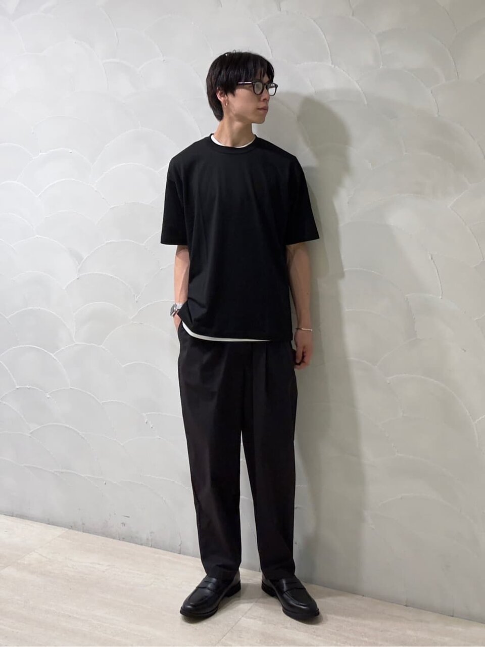 黒Tシャツ×白のショートスリーブTシャツのコーデ