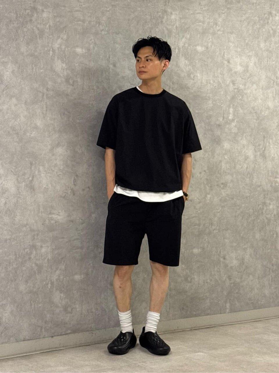 黒Tシャツ×白Tシャツのコーデ