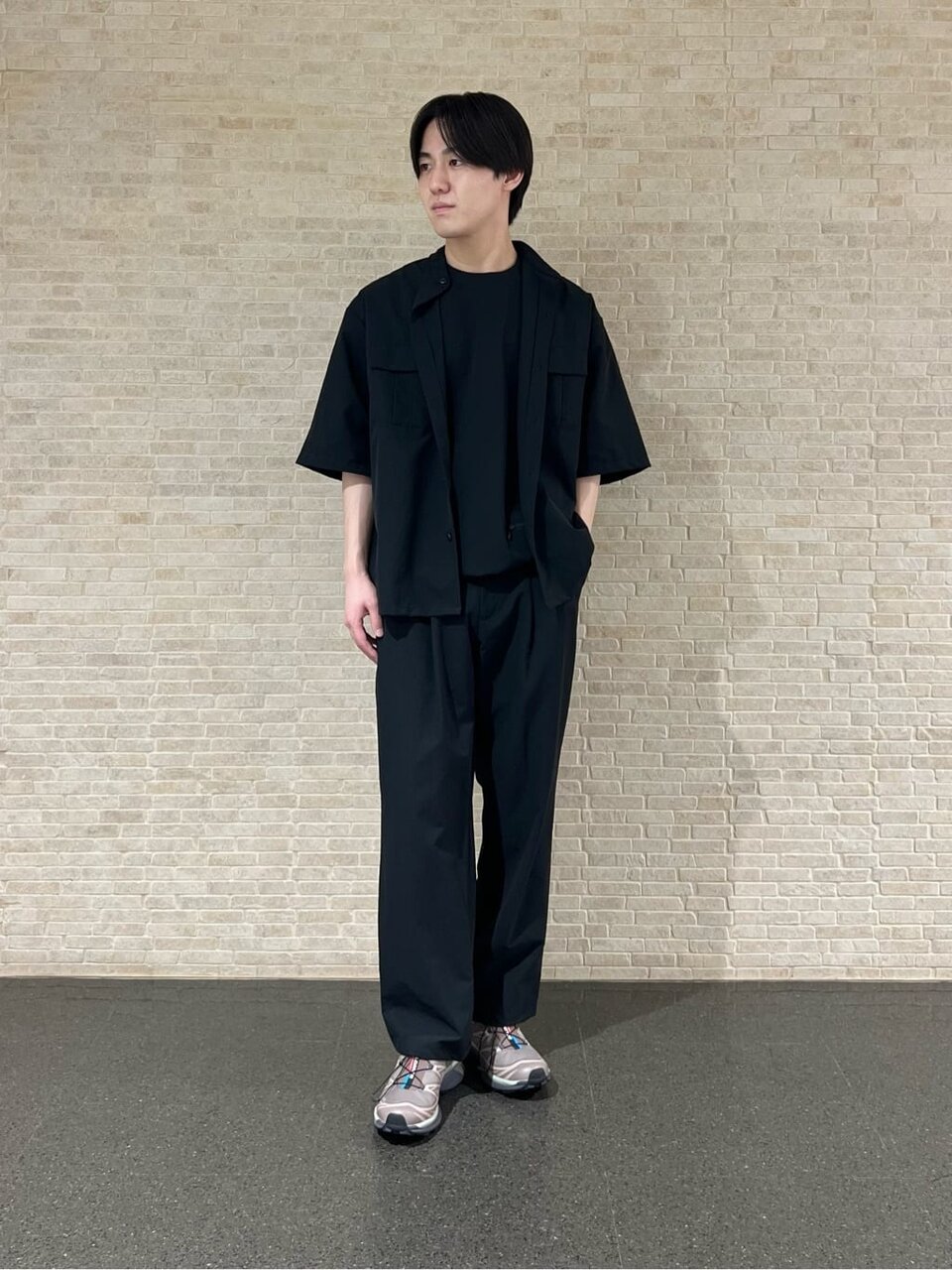 黒Tシャツ×黒のシャツのコーデ