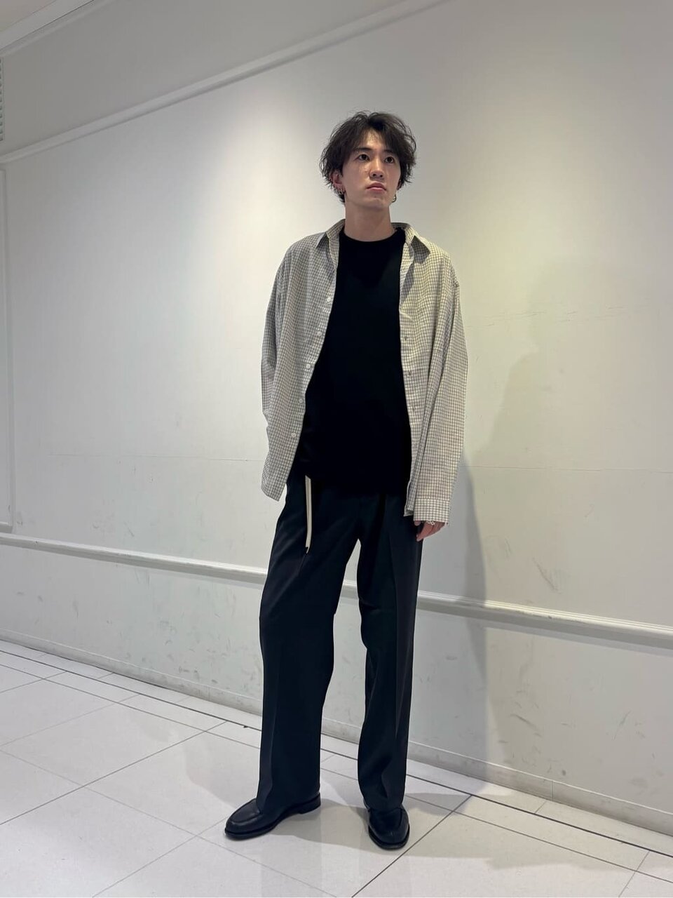 黒Tシャツ×チェック柄のシャツ