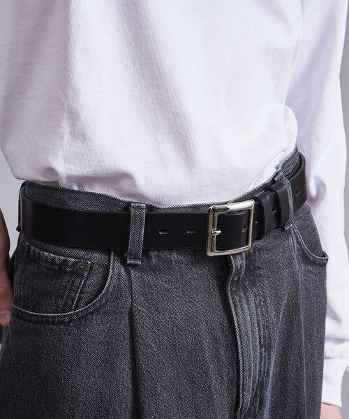 レザーベルトをした男性