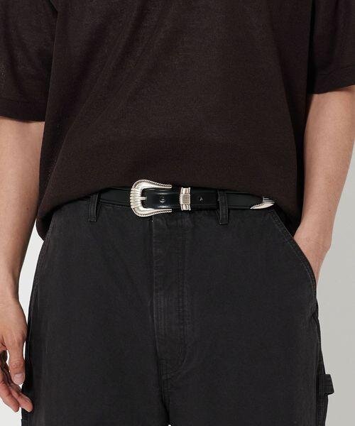 バックルが特徴的なベルトをした男性