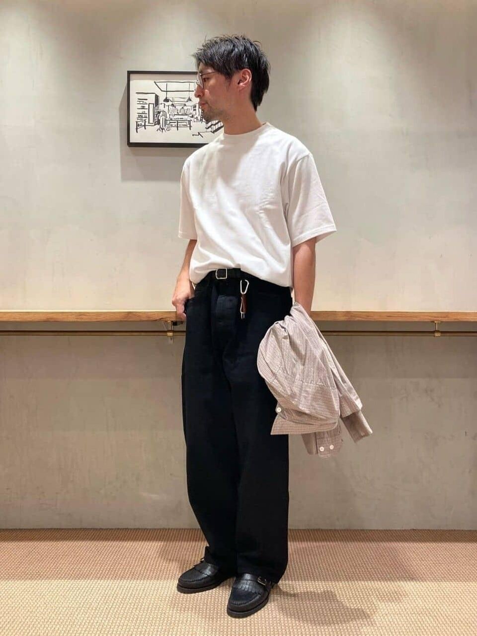 白のTシャツをタックインした男性