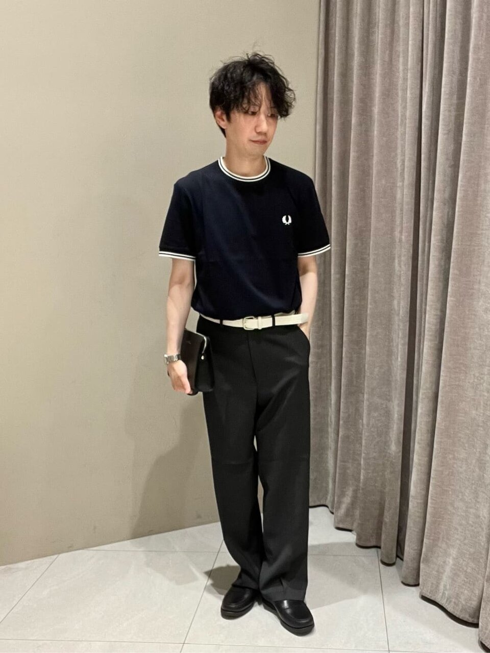 白のベルトを使った男性