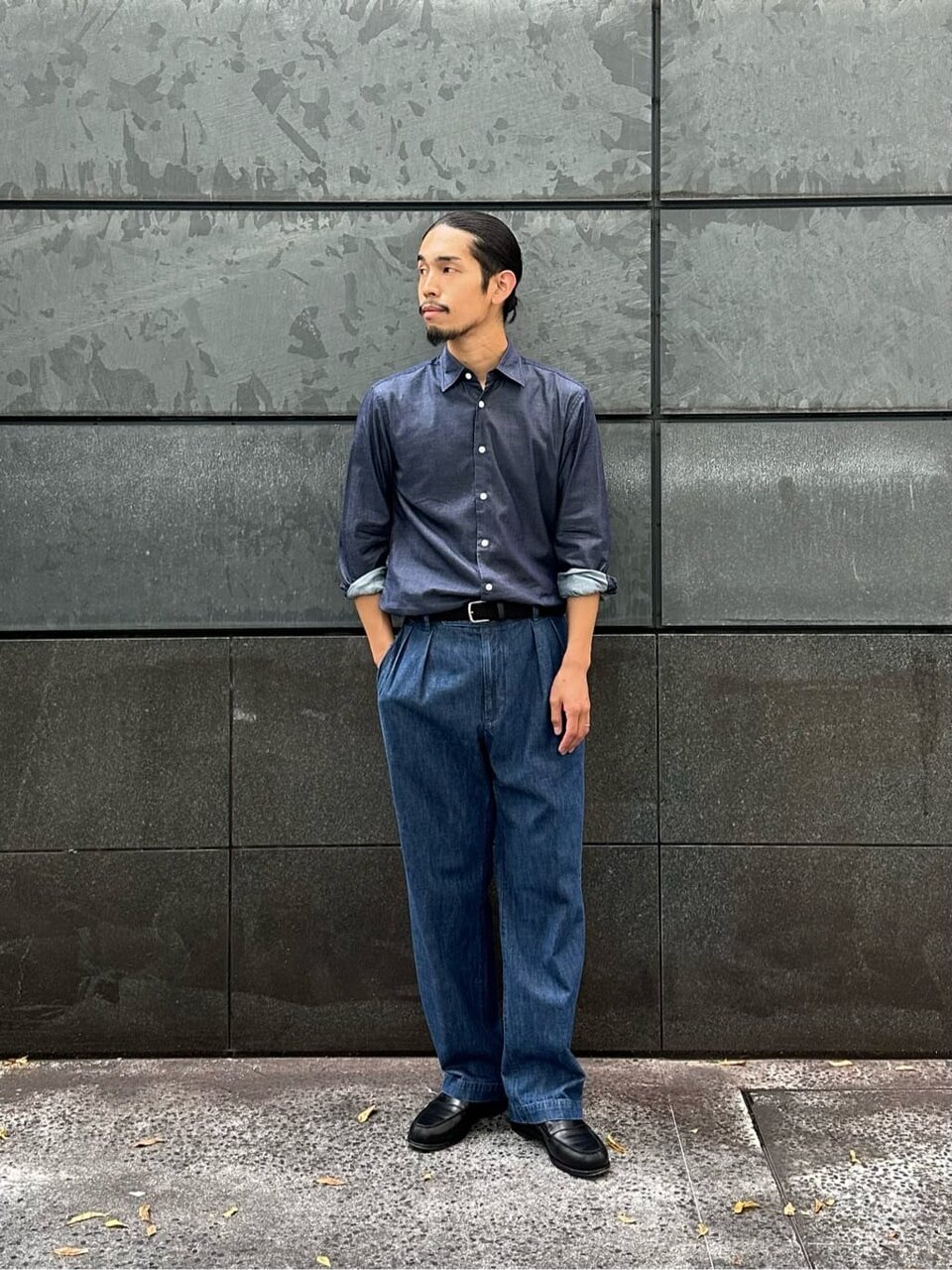 デニムシャツをタックインした男性
