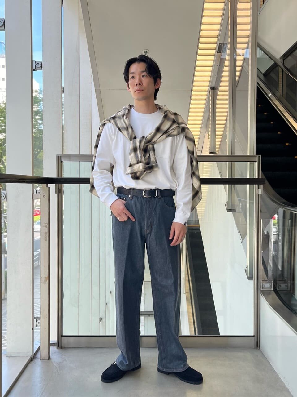 ロングスリーブTシャツをタックインした男性