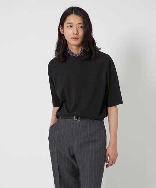黒ニット×スカーフの男性