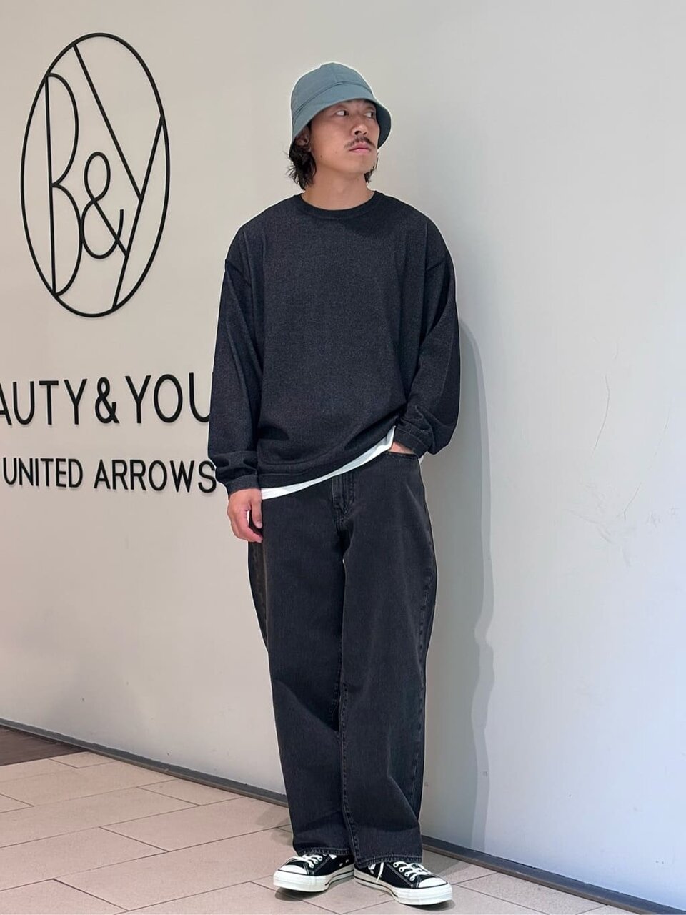 黒ニット×グレーのデニムパンツのコーデ