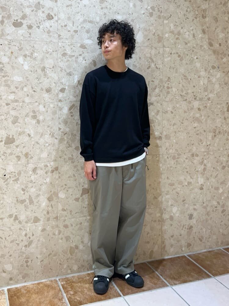 黒ニット×グレーのイージーパンツのコーデ