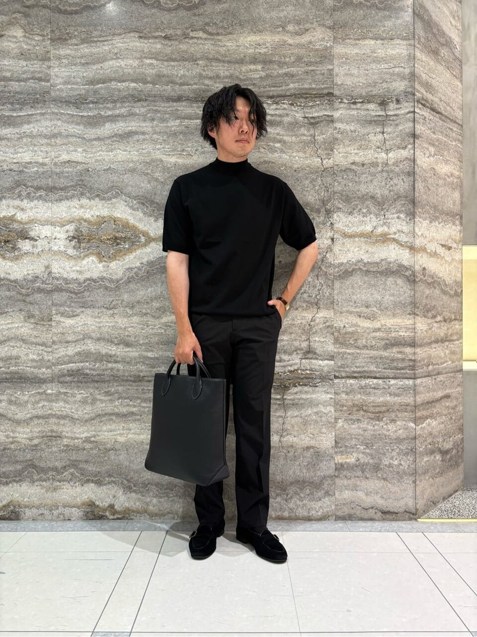 黒ニット×黒のスリムパンツのコーデ