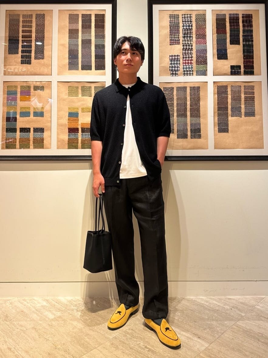 黒ニットカーディガン×白のTシャツのコーデ