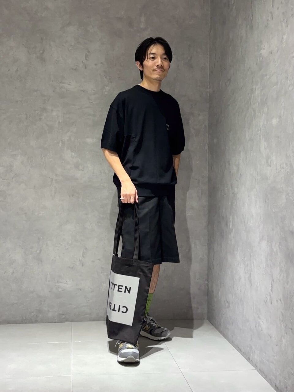 黒ニット×黒のショートパンツのコーデ