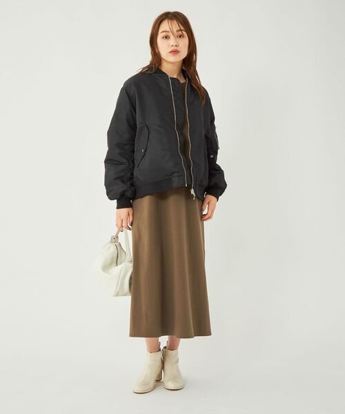 ワンピースにアウターを着た女性