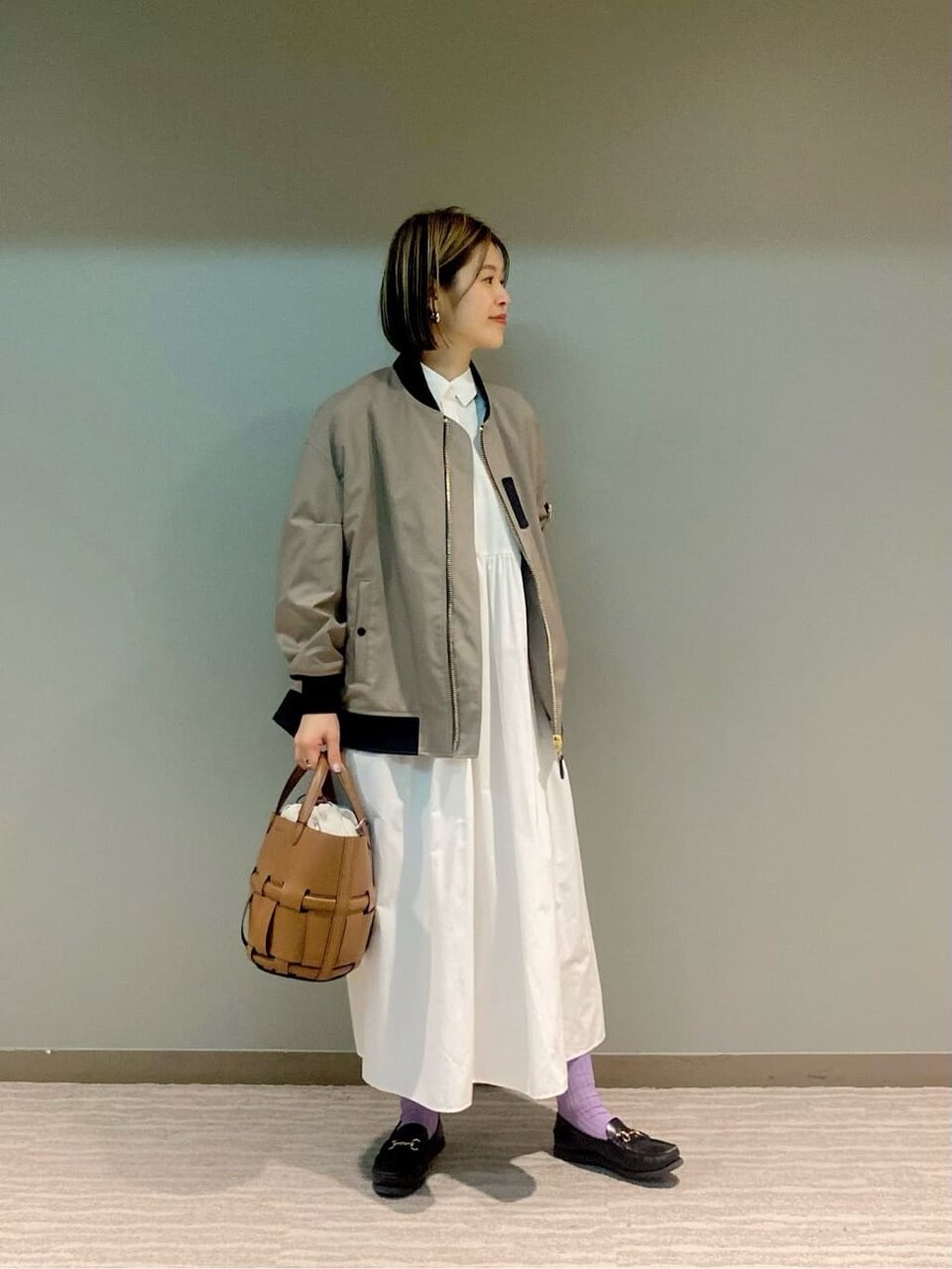 ブルゾンとワンピースを着た女性