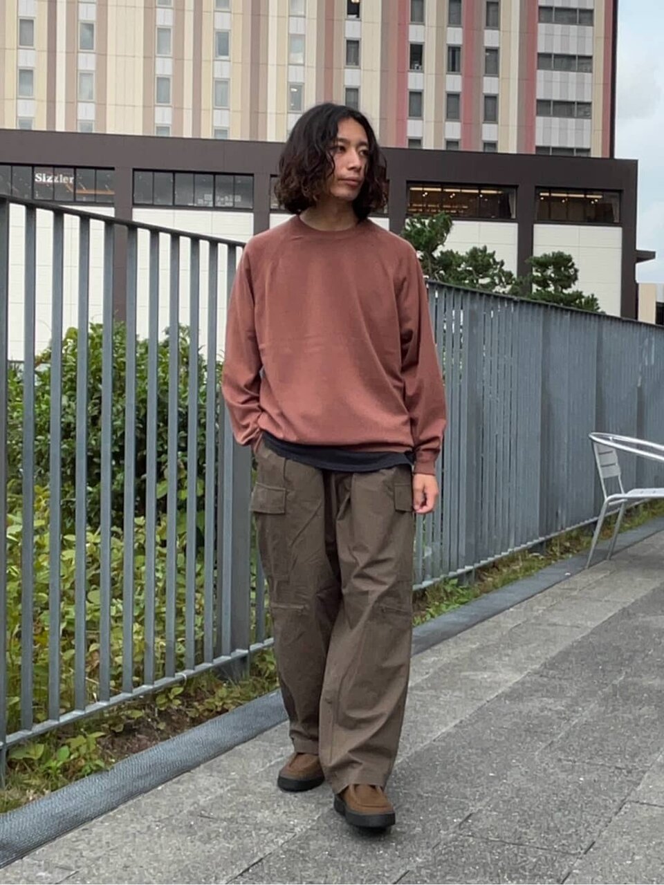ニットとカーゴパンツを着た男性