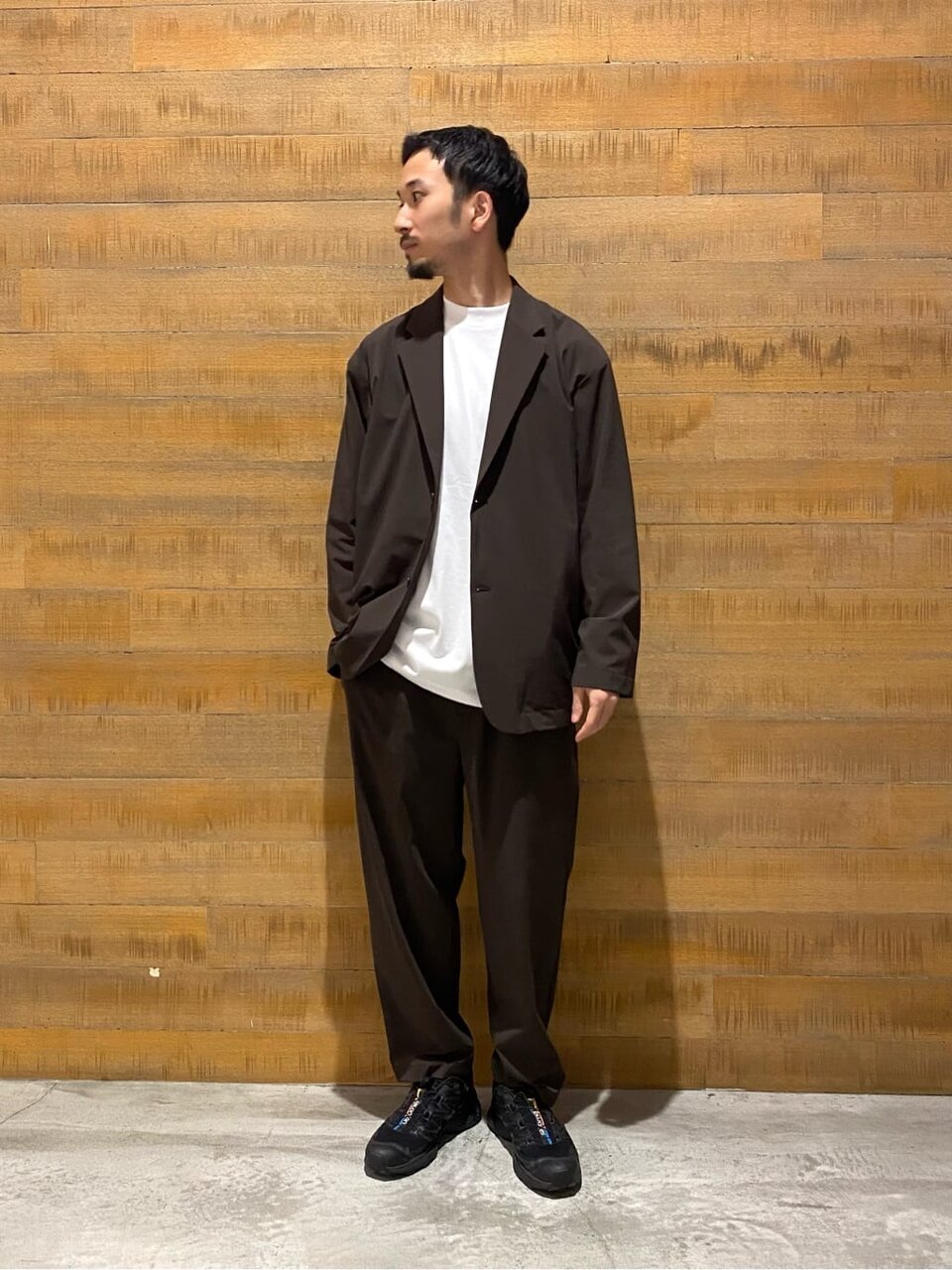 セットアップを着た男性