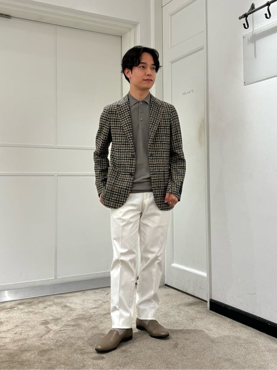 ジャケットとチノパンツを着た男性