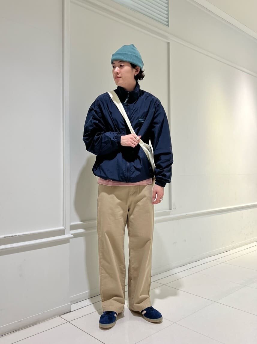 ジャケットとワイドパンツを着た男性
