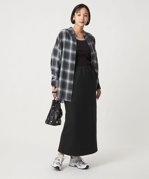ロングタイトスカートをはいた女性