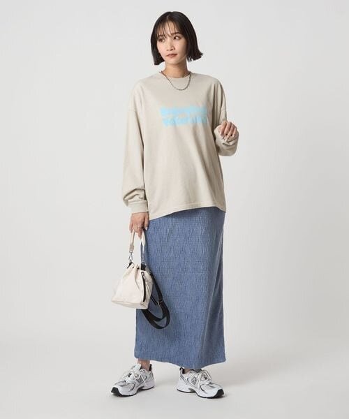 長袖Tシャツを着た女性