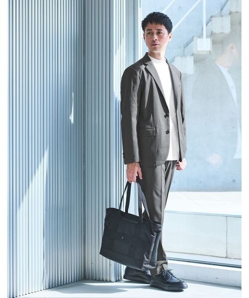 白Tシャツ×黒小物コーデの男性