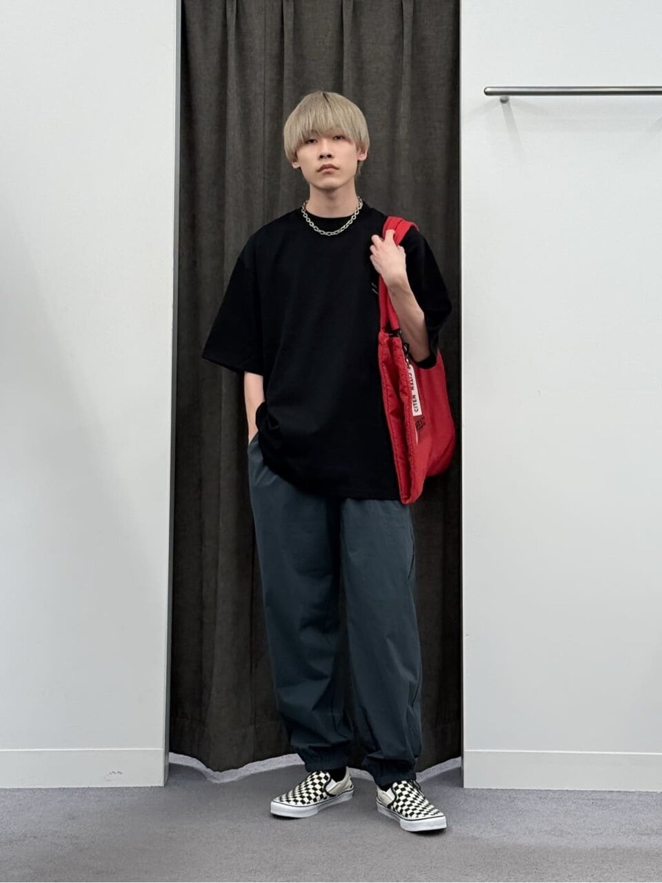 黒Tシャツ×トランクパンツのコーデ