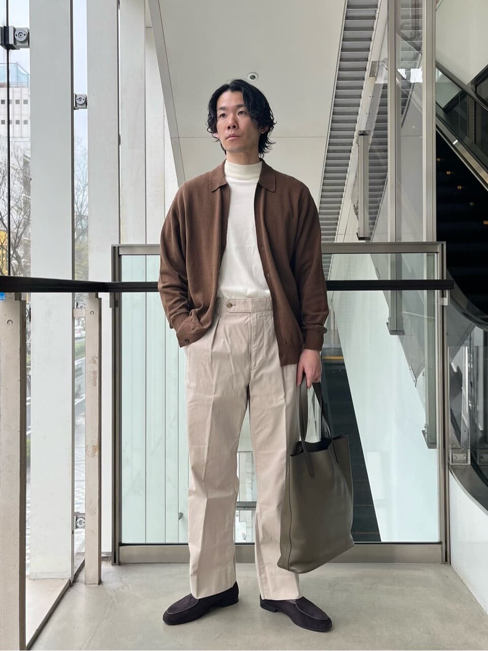 白ニットとチノパンツのコーデ