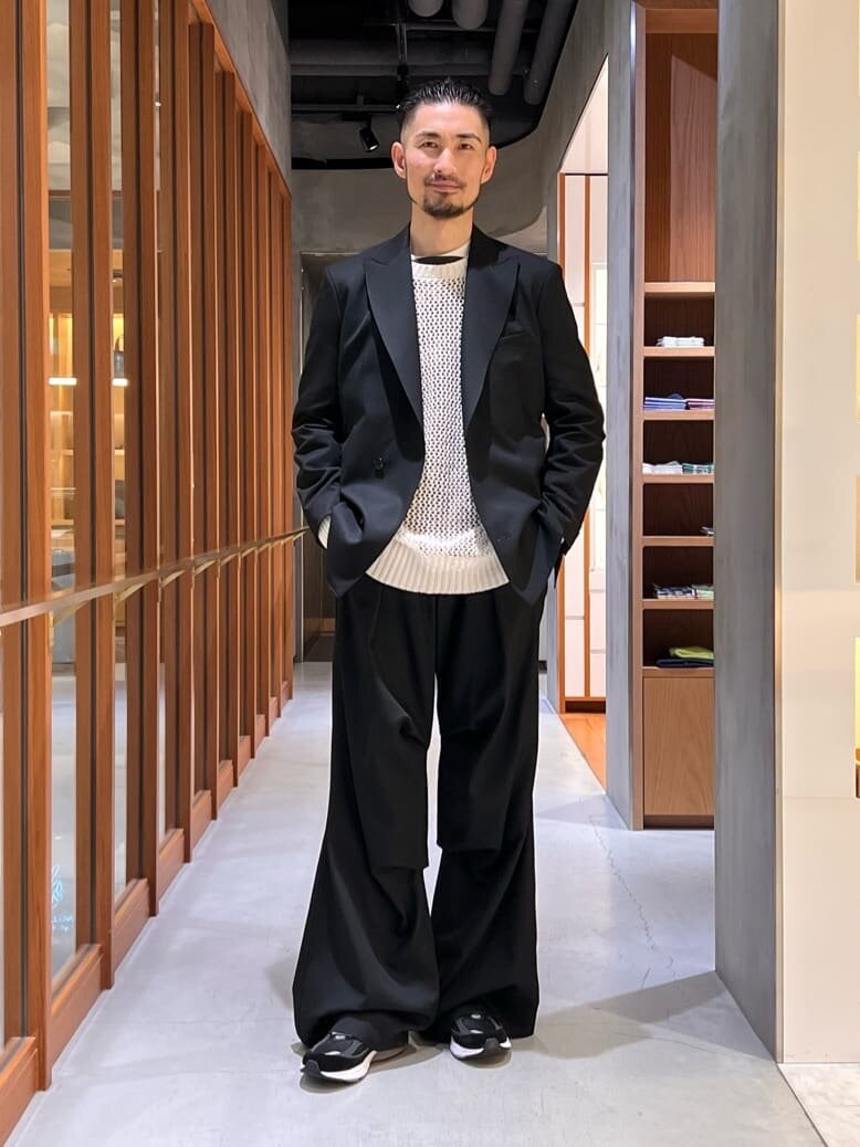 白ニットとワイドスラックスのメンズコーデ
