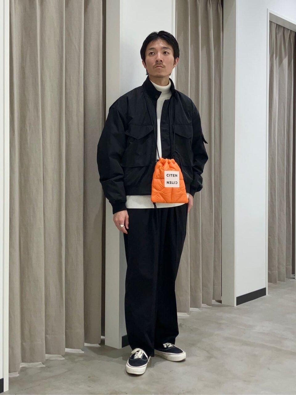白ニットとシェフパンツのメンズコーデ