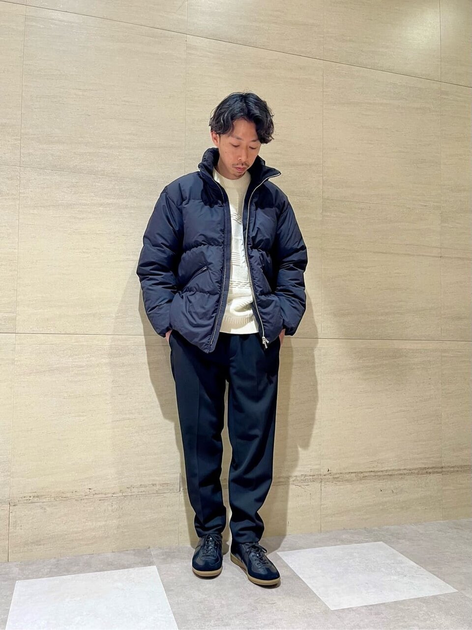 白ニットと裏起毛パンツのメンズコーデ
