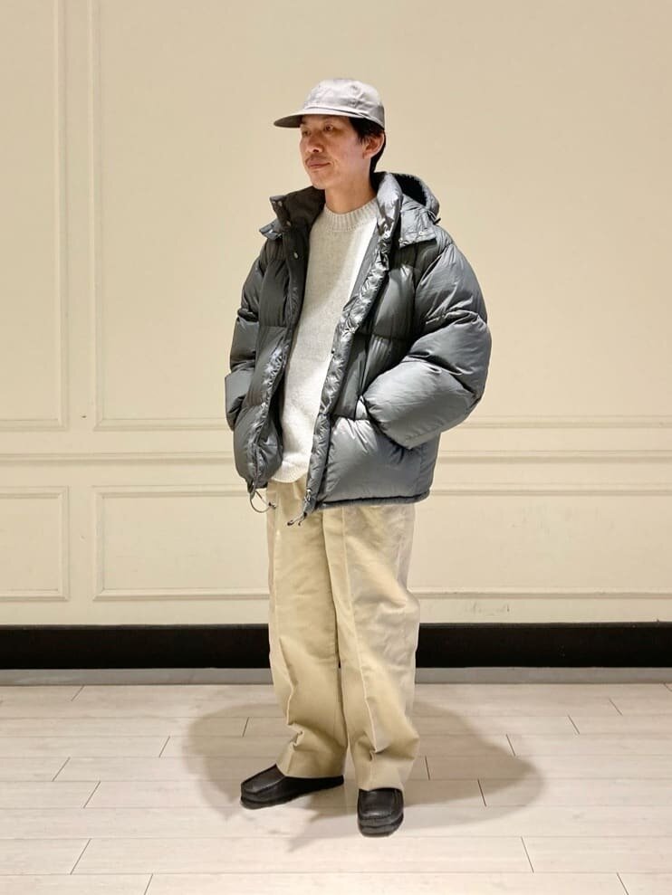 白ニットとスラックスのメンズコーデ