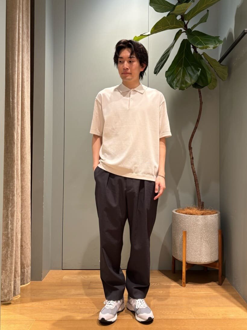 白ニットとワイドテーパードパンツのコーデ