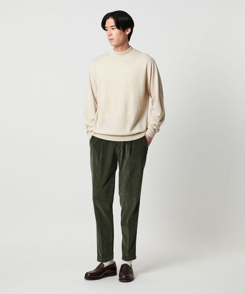 白ニットにダークカラーのパンツをあわせたコーデ