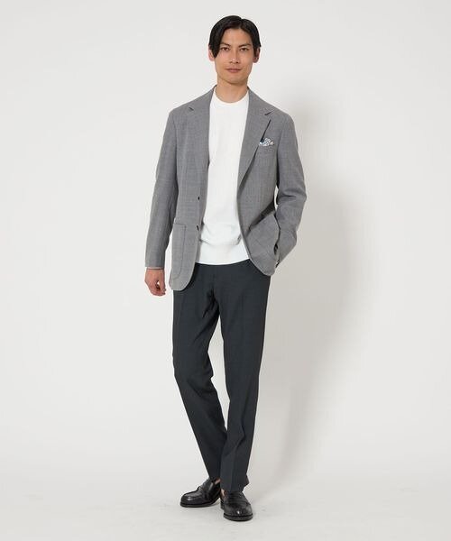 白ニットにジャケットをあわせたコーデ
