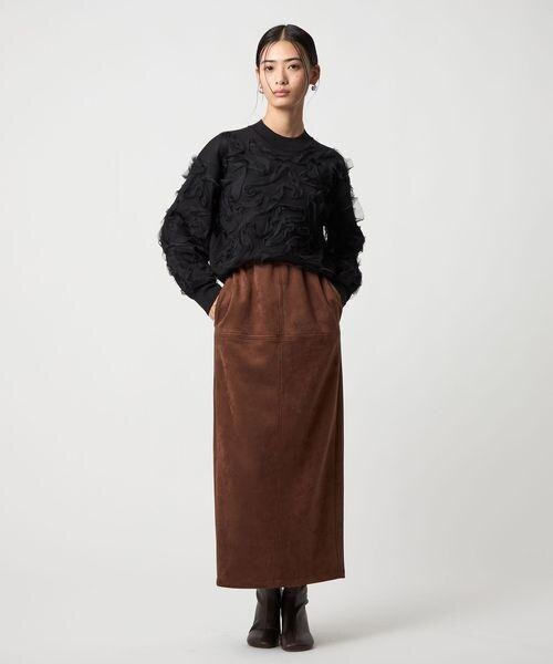 黒のニットを着た女性