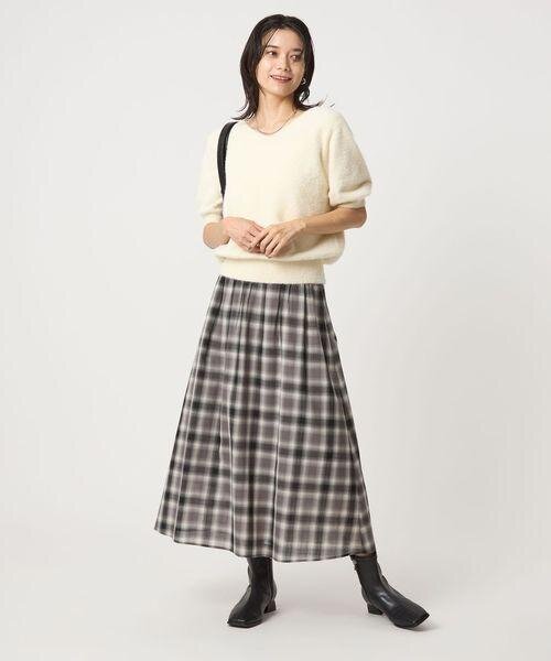 フレアスカートをはいた女性
