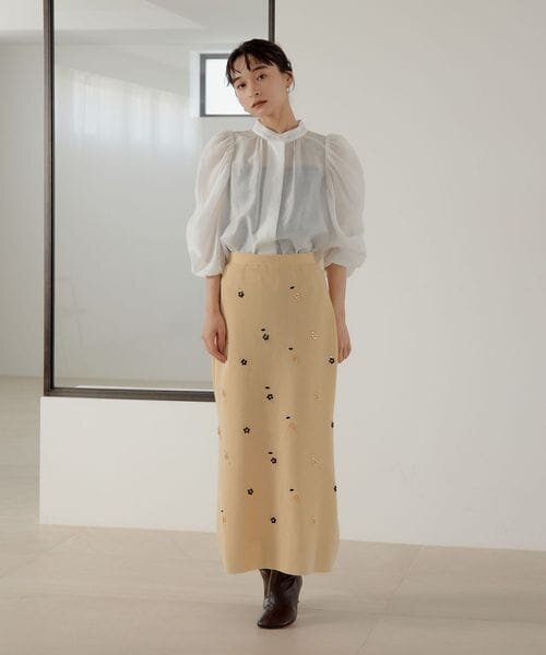 白のブラウスを着た女性
