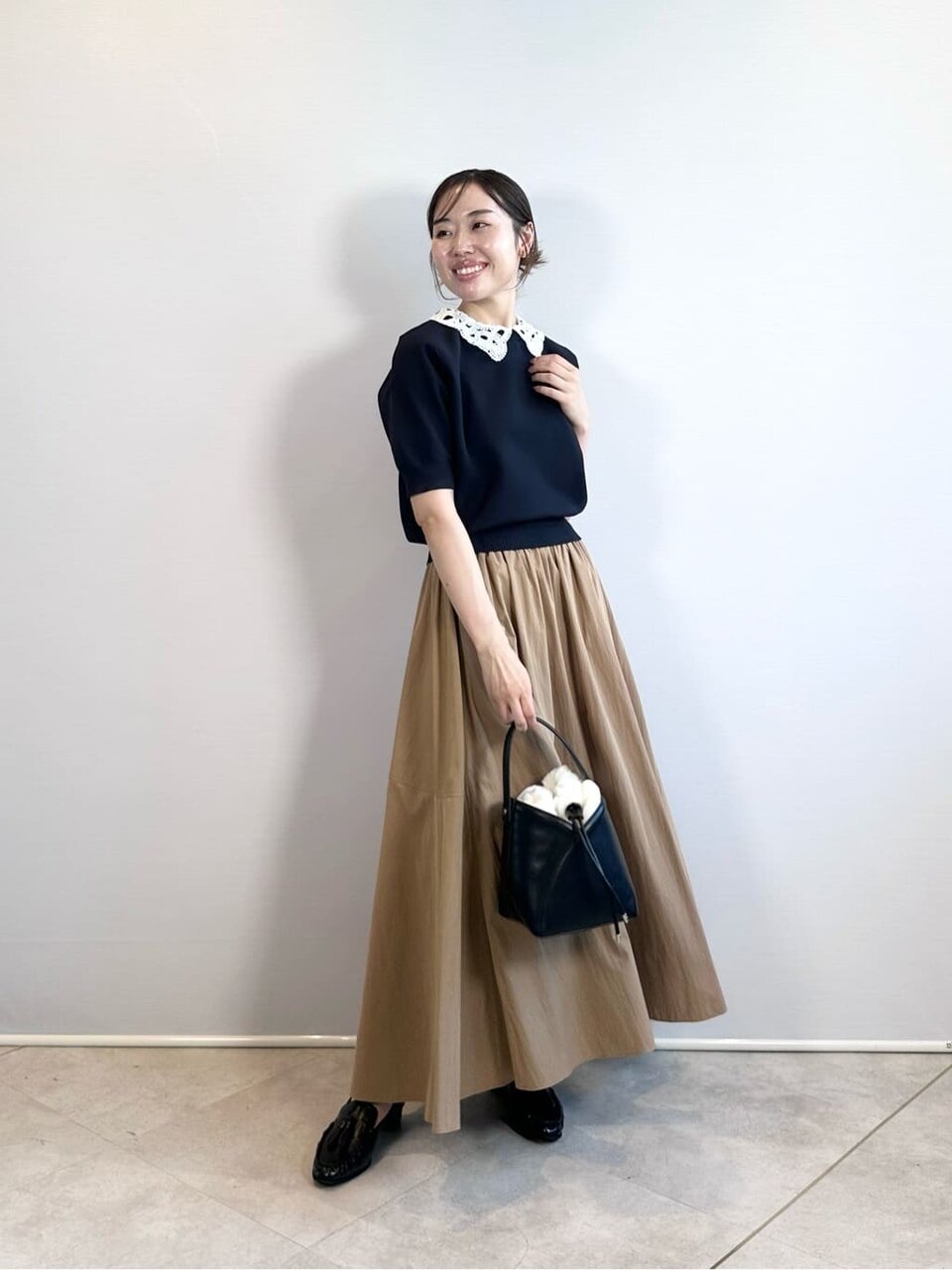ベージュのスカートをはいた女性