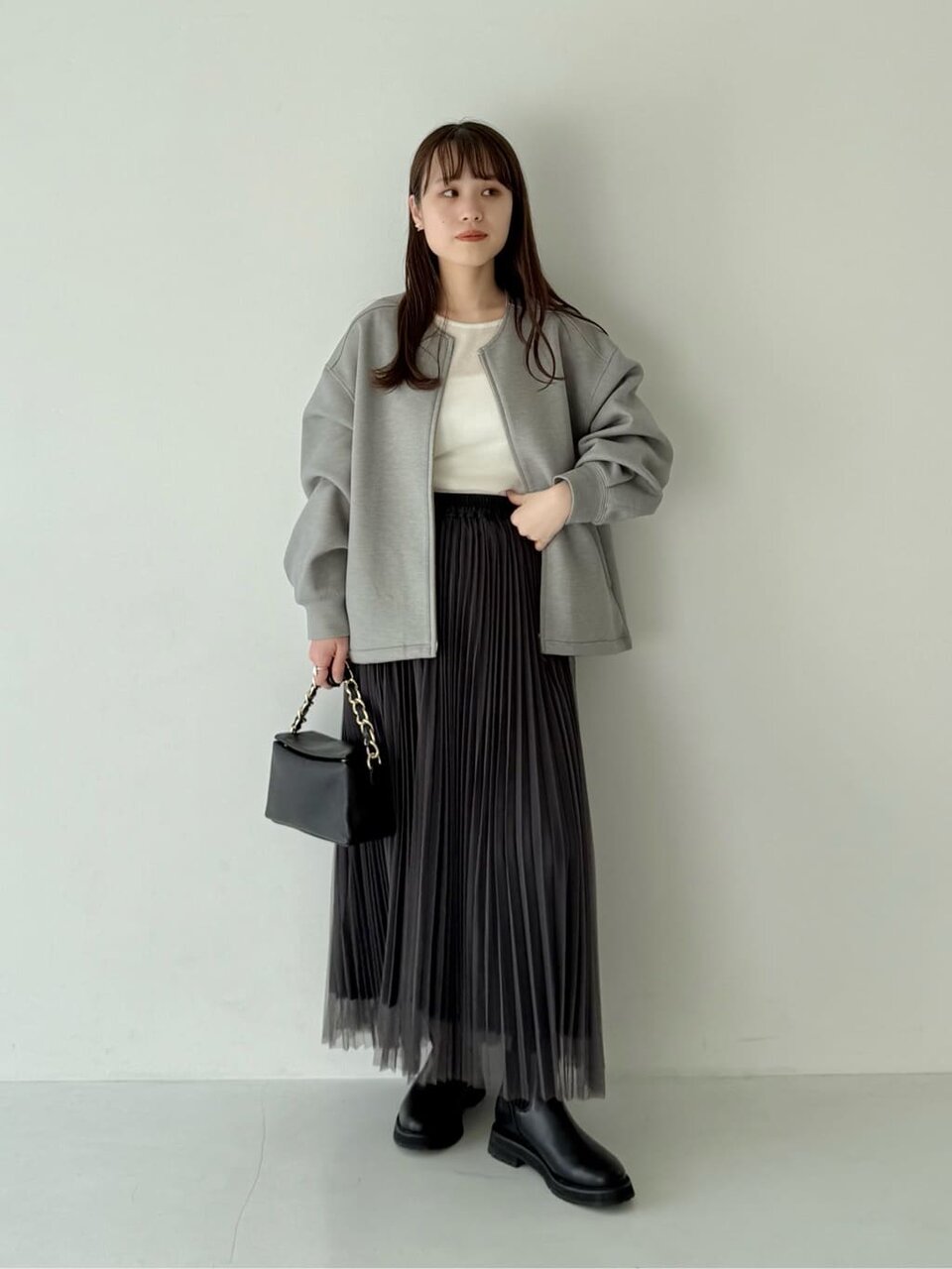 ダークグレーのスカートをはいた女性