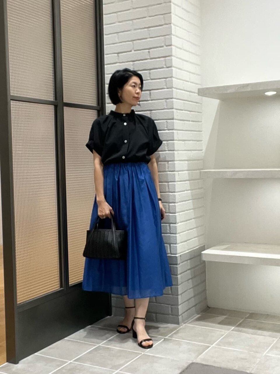 コバルトブルーのスカートをはいた女性