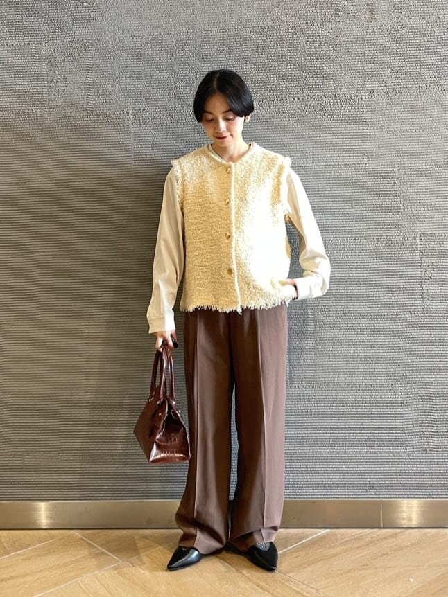 ノースリーブニットを着た女性
